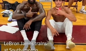 勒布朗上周突访长岛南安普顿高中体育馆训练 为高中球员细心讲解