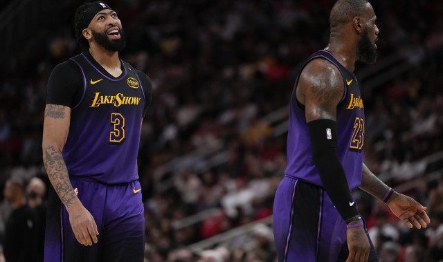 乐鱼体育官方-詹姆斯INS展示名人堂荣誉夹克 获队友浓眉评论盛赞：顶尖水准！