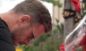 悲痛万分利物浦发布前队长亨德森回安菲尔德给若塔献花视频