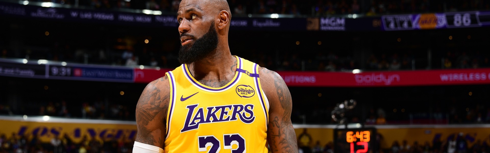 名记：相比东契奇詹姆斯需要证明更多，给他证明自己比肩乔丹的机会不多了