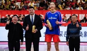 乐鱼体育官方-半决赛赛前为四川女篮米洛什和韩旭颁发最佳教练和常规赛MVP奖杯