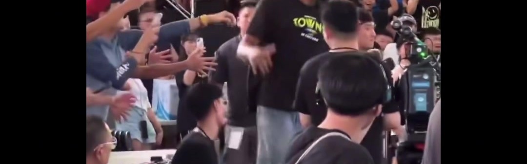 乐鱼体育登录-唐斯中国行惊喜邂逅小卡，即兴三分对决点燃现场