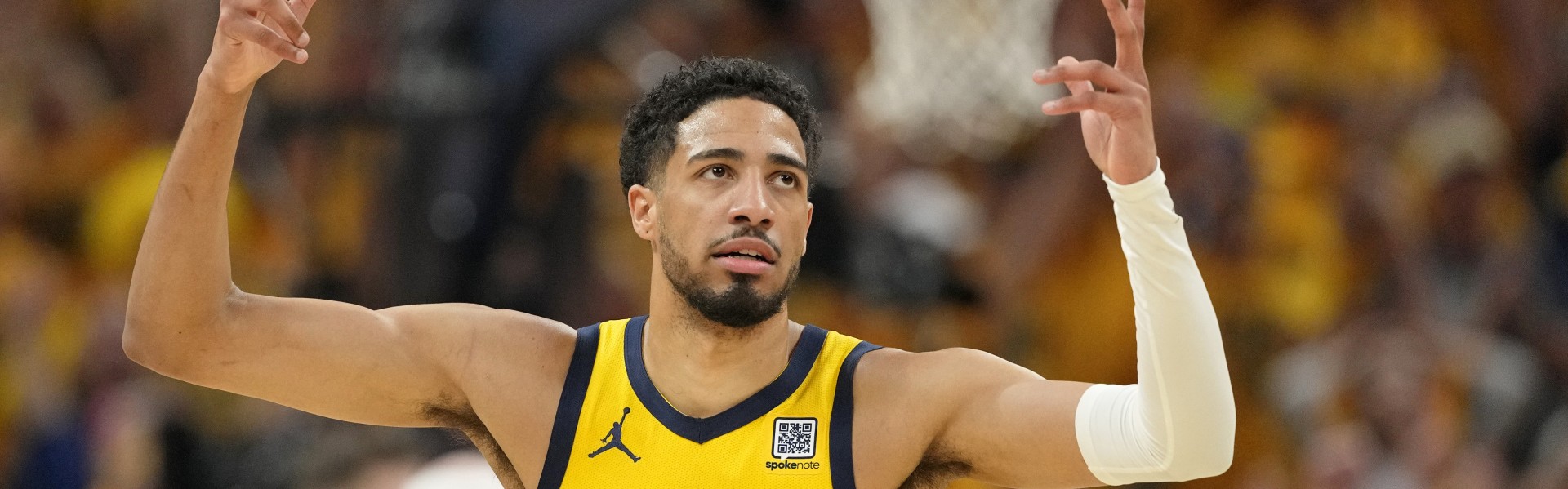 乐鱼体育官方-哈利伯顿回高中参加球馆落成典礼，宣布将向母校捐款300万美元